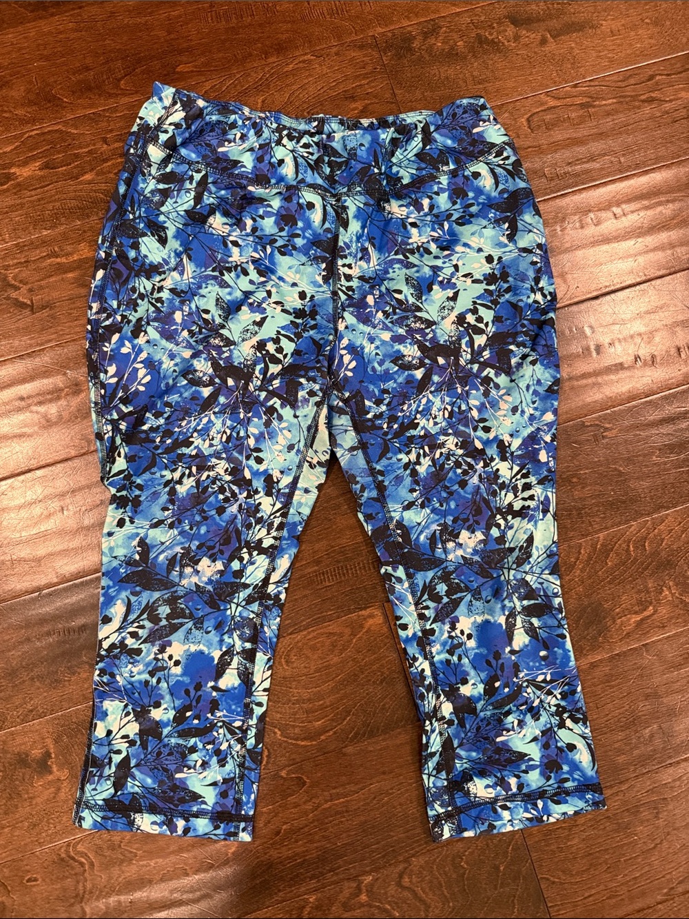 🥳 7/$10!! Women’s 1X Blue Floral Active Capri Pants